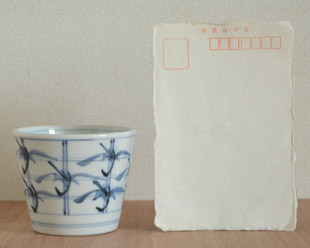 砥部焼・梅山窯　格子笹のそばちょこをはがきと比較して