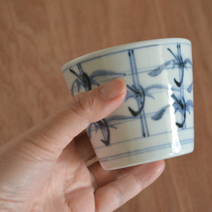 砥部焼・梅山窯　格子笹のそばちょこを手に持って