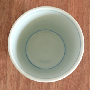 砥部焼・梅山窯　格子笹のそばちょこを上から見て