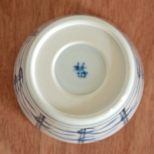 砥部焼・梅山窯　格子笹のそばちょこの底面