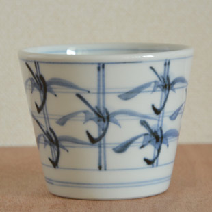 砥部焼・梅山窯　格子笹のそばちょこを横からみて