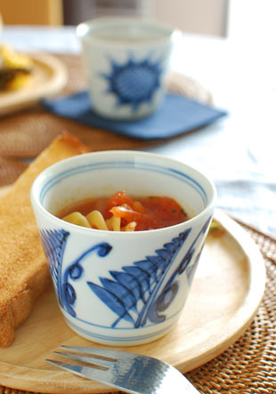 砥部焼・梅山窯　草文のそばちょこにスープを