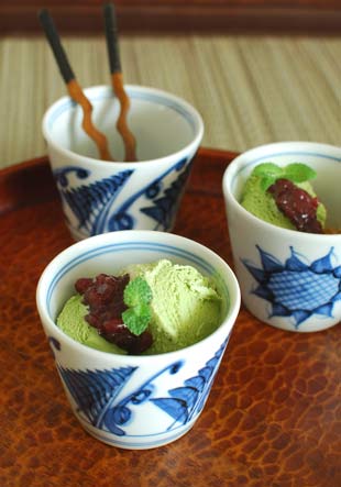 砥部焼・梅山窯　草文のそばちょこにアイスを