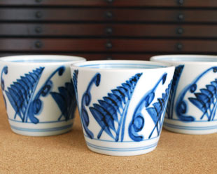 砥部焼・梅山窯　草文のそばちょこを並べて