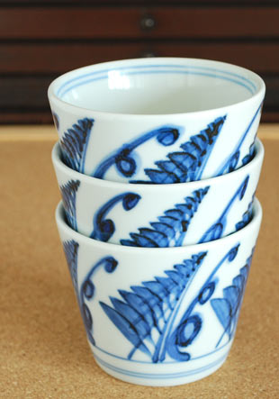 砥部焼・梅山窯　草文のそばちょこを重ねて