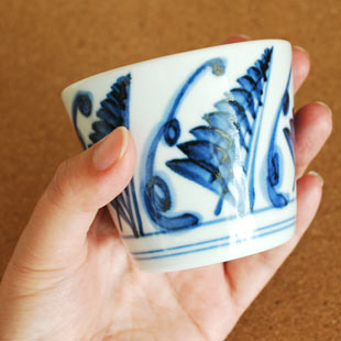 砥部焼・梅山窯　草文のそばちょこ手に持って