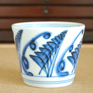 砥部焼・梅山窯　草文のそばちょこを横から見て