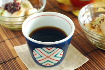 砥部焼・梅山窯　丸ぬきのそばちょこにコーヒーを