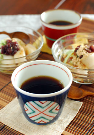 砥部焼・梅山窯　丸ぬきのそばちょこにコーヒーを