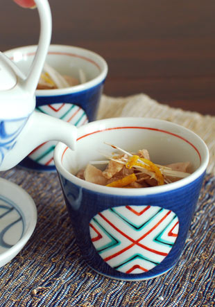 砥部焼・梅山窯　丸ぬきのそばちょこに冷しゃぶを