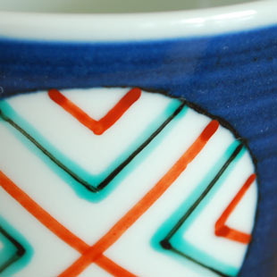 砥部焼・梅山窯　丸ぬきのそばちょこの絵付け