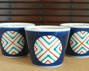 砥部焼・梅山窯　丸ぬきのそばちょこを並べて