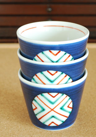 砥部焼・梅山窯　丸ぬきのそばちょこを重ねて