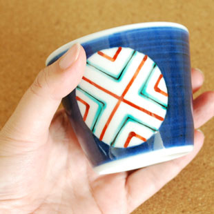 砥部焼・梅山窯　丸ぬきのそばちょこを手に持って