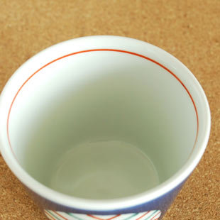 砥部焼・梅山窯　丸ぬきのそばちょこを上から見て