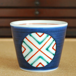 砥部焼・梅山窯　丸ぬきのそばちょこを横から見て