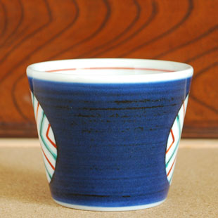 砥部焼・梅山窯　丸ぬきのそばちょこを横から見て