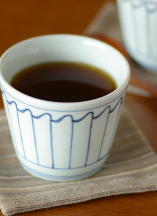 砥部焼・梅山窯　波とくさのそばちょこにコーヒーを入れて