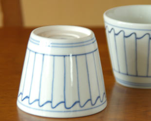 砥部焼・梅山窯　波とくさのそばちょこを伏せて