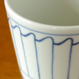 砥部焼・梅山窯　波とくさのそばちょこの絵付け