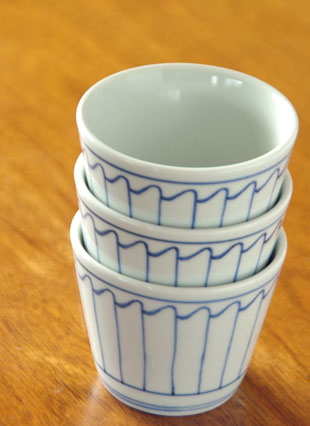 砥部焼・梅山窯　波とくさのそばちょこを重ねて