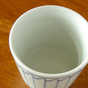 砥部焼・梅山窯　波とくさのそばちょこのを上から見て