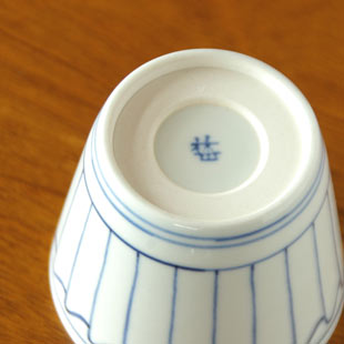 砥部焼・梅山窯　波とくさのそばちょこの底面