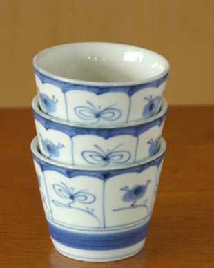 砥部焼・梅山窯　外縁なずなのそばちょこを重ねて