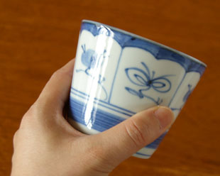 砥部焼・梅山窯　外縁なずなのそばちょこを手に持って