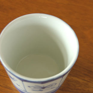 砥部焼・梅山窯　外縁なずなのそばちょこを上から見て