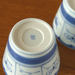 砥部焼・梅山窯　外縁なずなのそばちょこの底面