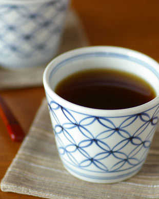 砥部焼・梅山窯　宝つなぎのそばちょこにコーヒーを