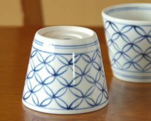 砥部焼・梅山窯　宝つなぎのそばちょこを伏せて