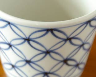 砥部焼・梅山窯　宝つなぎのそばちょこの絵付け