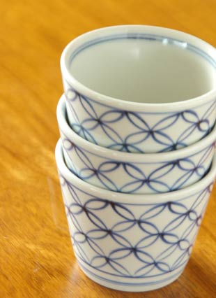 砥部焼・梅山窯　宝つなぎのそばちょこを重ねて