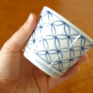 砥部焼・梅山窯　宝つなぎのそばちょこを手に持って