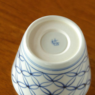 砥部焼・梅山窯　宝つなぎのそばちょこの底面