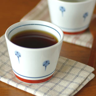 砥部焼・梅山窯　たんぽぽのそばちょこにコーヒーを