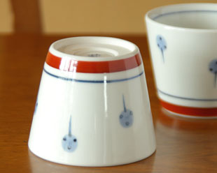 砥部焼・梅山窯　たんぽぽのそばちょこを伏せて