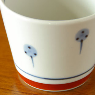 砥部焼・梅山窯　たんぽぽのそばちょこの絵付け