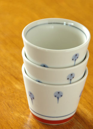 砥部焼・梅山窯　たんぽぽのそばちょこを重ねて