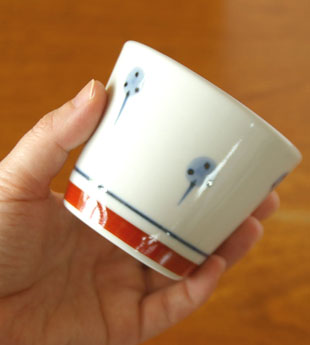 砥部焼・梅山窯　たんぽぽのそばちょこを手に持って