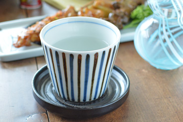 砥部焼　鉄ごすとくさのそばちょこに日本酒を