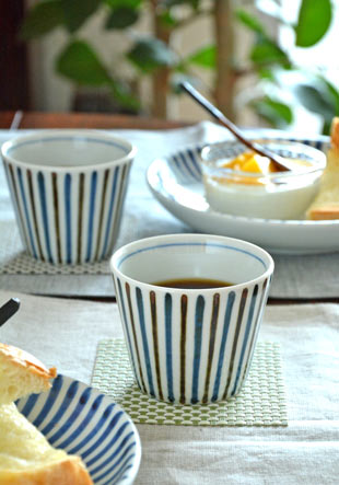 砥部焼・梅山窯　鉄ごすとくさのそばちょこにコーヒーを