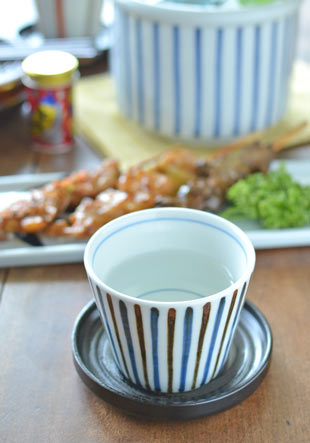 砥部焼・梅山窯　鉄ごすとくさのそばちょこに日本酒を