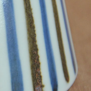 砥部焼・梅山窯　鉄ごすとくさのそばちょこの絵付け