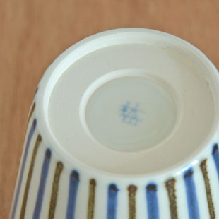 砥部焼・梅山窯　鉄ごすとくさのそばちょこの窯印