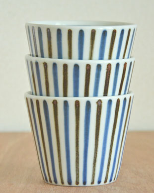 砥部焼・梅山窯　鉄ごすとくさのそばちょこを重ねて