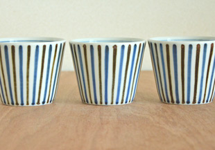 砥部焼・梅山窯　鉄ごすとくさのそばちょこを並べて