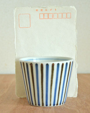砥部焼・梅山窯　鉄ごすとくさのそばちょこをはがきと比較して
